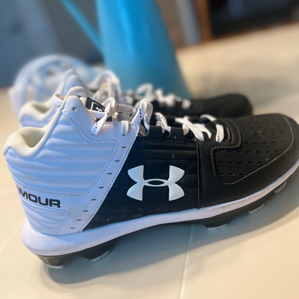 Boys under armor baseball cleats size 7